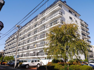 【外観】 | 南欧風の瓦屋根に白い塗り壁、鉄製柵のバルコニーが特徴の大規模マンション！