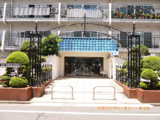 【エントランス】 | 重厚感溢れるエントランスは、マンションの優雅さを示す特徴でもあります。