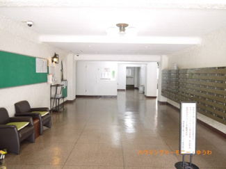 【その他共用部分】 | 清潔感と歓迎感があるエントランスホールとなります。