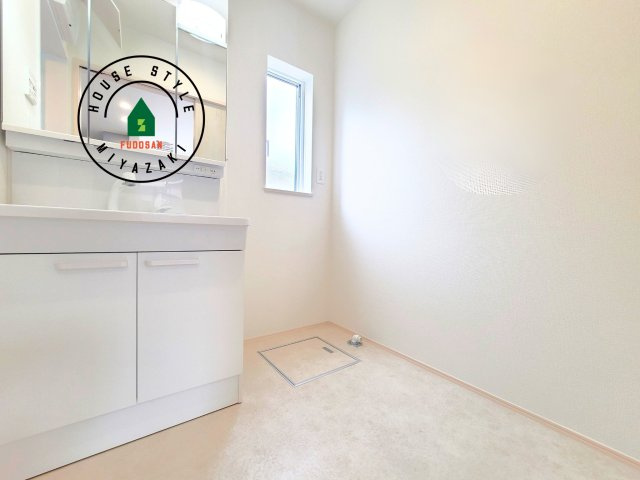 宮崎市花ヶ島町2681番-3棟（B号棟）の内観：施工例|ゆとりの洗面スペースで朝の身支度もスムーズに。暮らしを快適に変えるシャワー付洗面台です！