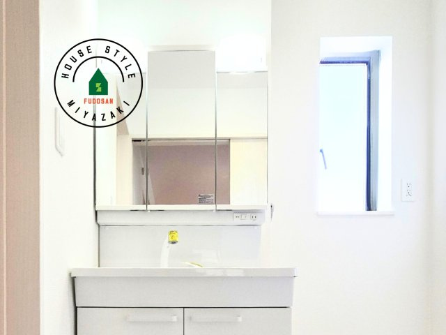 宮崎市花ヶ島町2681番-3棟（B号棟）の内観：施工例|毎日使うものだから清潔な空間を保ちたい水回り。洗面にはそんな願いを解消させてくれる収納アイデアが満載です。三面鏡の裏側にはキャビネットが現れ小物から背の高い物まで収納できます。