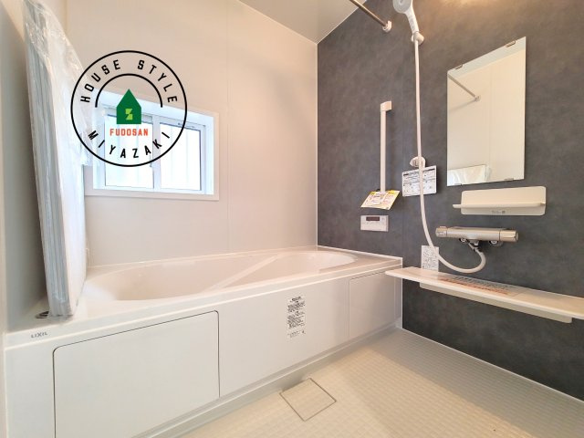 宮崎市花ヶ島町2681番-3棟（B号棟）の内観：施工例|1日の疲れを癒してくれる広々バスルーム。雨の日のお洗濯にも大活躍な浴室乾燥機付です！