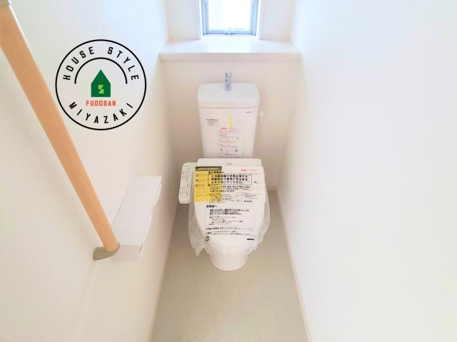 宮崎市花ヶ島町2681番-3棟（B号棟）の内観：施工例|温水洗浄便座を完備しております。2ヶ所にトイレがあるのは朝の慌ただしい時間も安心です。