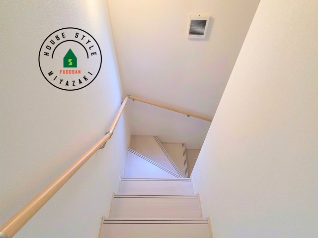 宮崎市花ヶ島町2681番-3棟（B号棟）の内観：施工例|＜手すり付階段＞手すりがないと階段の昇り降りで危険なことはもちろん、壁に手をつきながら歩くことで壁紙が汚れやすくなります。すべての方に快適に昇り降りしていただくため、手すりを設置しました。