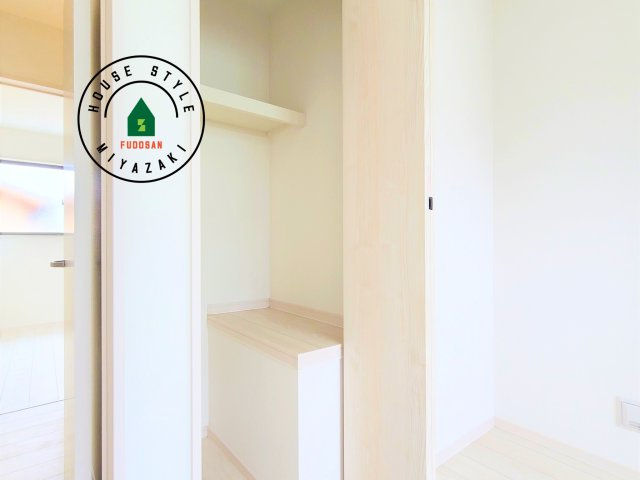 宮崎市花ヶ島町2681番-3棟（B号棟）の内観：施工例|洋服や大きな荷物が多い方や人数の多いご家族などは、一般的なクローゼットよりもウォークインクローゼットのほうが使い勝手が良いです。