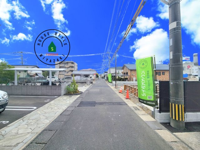 宮崎市花ヶ島町2681番-3棟（B号棟）の前面道路含む現地写真|前面道路は閑静な住宅地をはしる車通りの少ない道路。お車の出し入れが苦手なママや小さなお子様にも安心ですね。しっかり舗装もされているので、ベビーカーや自転車で通っても快適に通行できます。