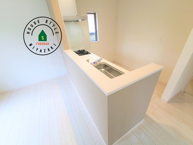 宮崎市花ヶ島町2681番-3棟（B号棟）の内観：施工例|キッチンから立ち込める香りが今日の料理を期待させます。