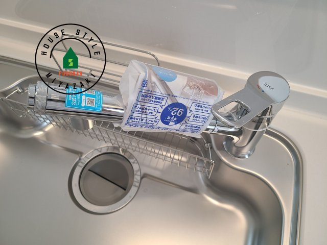 宮崎市花ヶ島町2681番-3棟（B号棟）の発電・温水設備|ヘッドはシャワーや浄水に切り替え可能でノズルが延びる可動式。料理が楽しくなりますね。