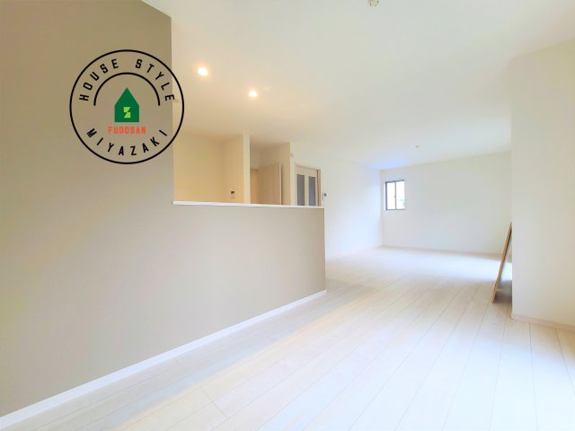 宮崎市花ヶ島町2681番-3棟（B号棟）の内観：施工例|キッチンからリビングをしっかり確認できます。家族の笑顔があふれる空間になりそうですね。