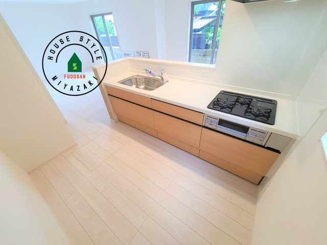 宮崎市花ヶ島町2681番-3棟（B号棟）の内観：施工例|ご家族を近くに感じられる対面キッチンのLDK。会話もはずみそうですね。