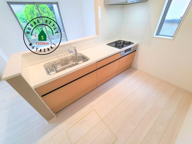 宮崎市花ヶ島町2681番-3棟（B号棟）の内観：施工例|ダイニングテーブルへの配膳がラクラク、お料理はかどるカウンター付きシステムキッチン！