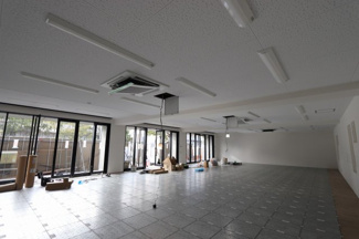  | PAXレジデンス | 写真は分割前、床はタイルカーペット敷きとなります。