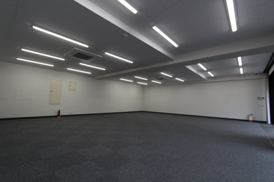  | PAXレジデンス | 写真は分割前、床はタイルカーペット敷きとなります。