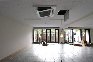  | PAXレジデンス | 写真は分割前、床はタイルカーペット敷きとなります。