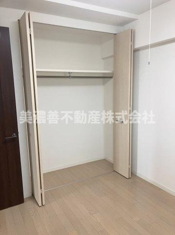 ６５８１１　フレストアルファ六条南の洋室