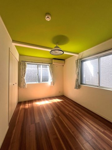 【洋室】 | ２面採光で室内には明るい光が差し込みます☆