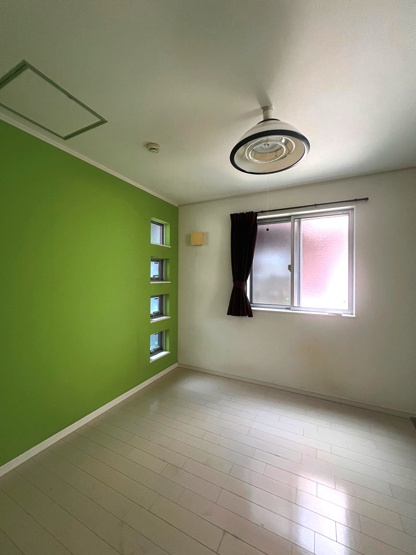 【洋室】 | 大きな荷物も納戸にたっぷり収納可能なので、お部屋がスッキリ片付きそうですね！