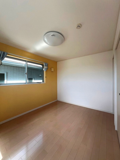 【洋室】 | アクセントクロスがおしゃれな室内はインテリア映えしそうですね♪