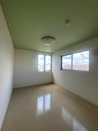 【洋室】 | 全室フローリングで、汚れをさっと拭くことができ、お手入れも簡単です◎