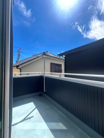 【バルコニー】 | 陽当たりの良い広々としたバルコニーにはたっぷりと洗濯物を干すことができますよ♪