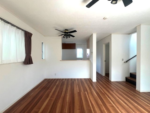 【居間・リビング】 | 対面式キッチンのため、リビングを見渡すことができ、お料理中でもご家族との会話が弾みます♪