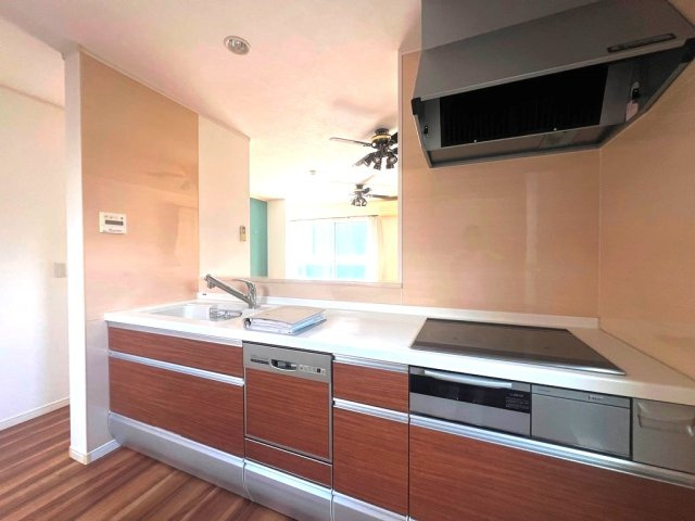 【キッチン】 | IHクッキングヒーターは、小さなお子さまやペットがいらっしゃるご家庭でも安全性が高く、安心です◎お手入れも簡単！

