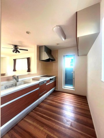 【キッチン】 | 使い勝手の良い勝手口があり、家事動線も良好です◎