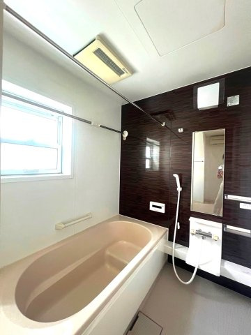 【浴室】 | 腰掛けられるタイプのステップ浴槽で半身浴も快適に。小さなお子様やお年寄りの方のご入浴も一層安心感がありますね。