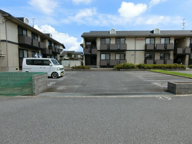 スティブルB棟の駐車場