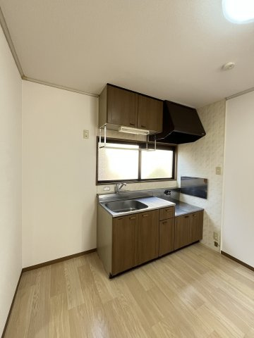 スティブルB棟のキッチン|イメージ102号室の写真（反転あり）