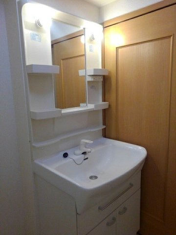 レジデンス福園の洗面所|明るい洗面所です