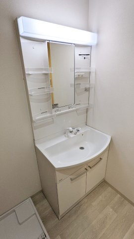 ラ・フォルム宝塚栄町の洗面所|明るい洗面所です