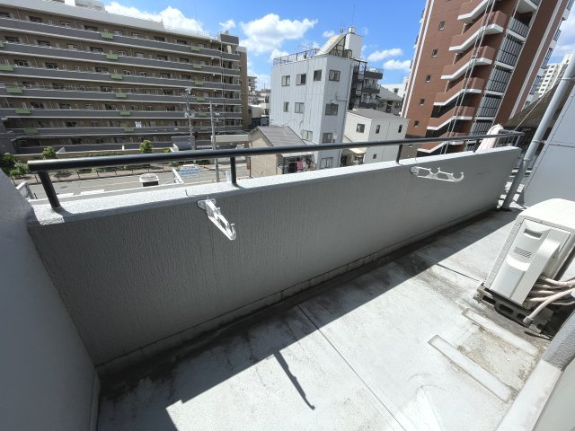 外からの目が気にならないバルコニーで洗濯物が干せます