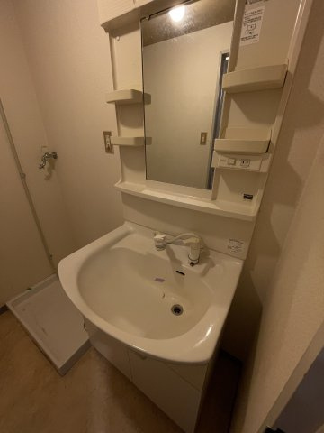 ゆったりとスペースのある洗面所