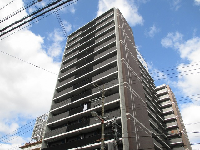 高くそびえ建つ格調高い外観です