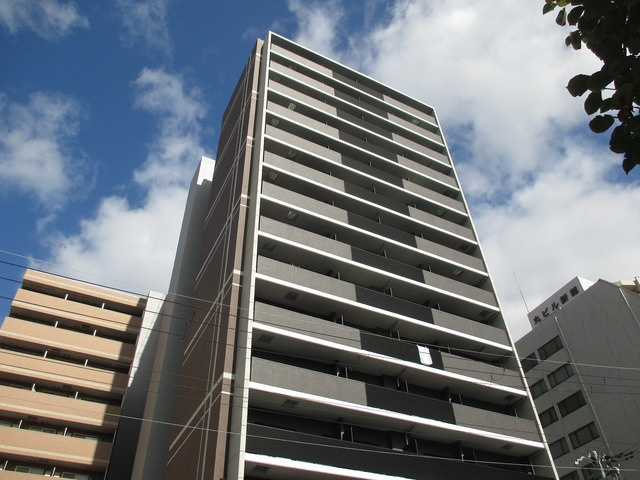 高くそびえ建つ格調高い外観です