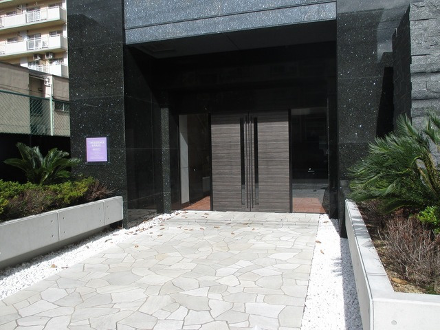 外観にマッチした優雅さ漂うエントランスです