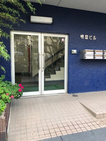 明図ビル（メイトビル）のエントランス