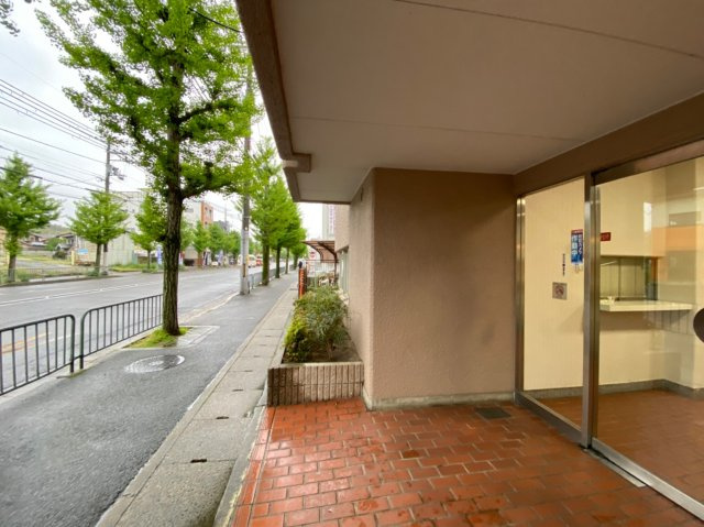 嵯峨ハイツのエントランス