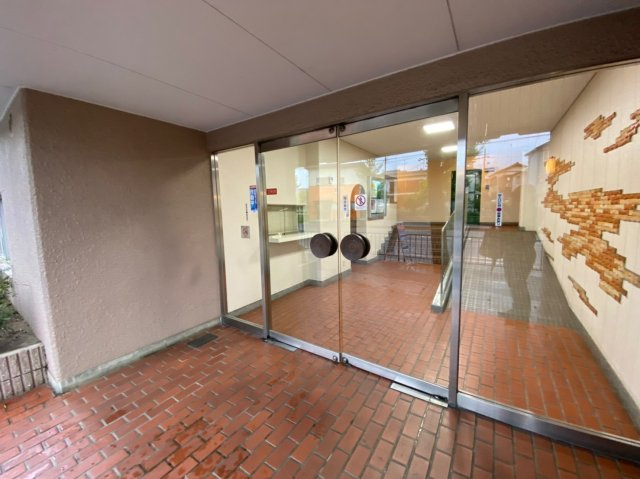 嵯峨ハイツのエントランス