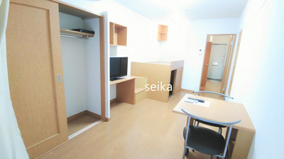 【居間・リビング】 | レイルサイド高根台 | 造り付けベットタイプのお部屋です