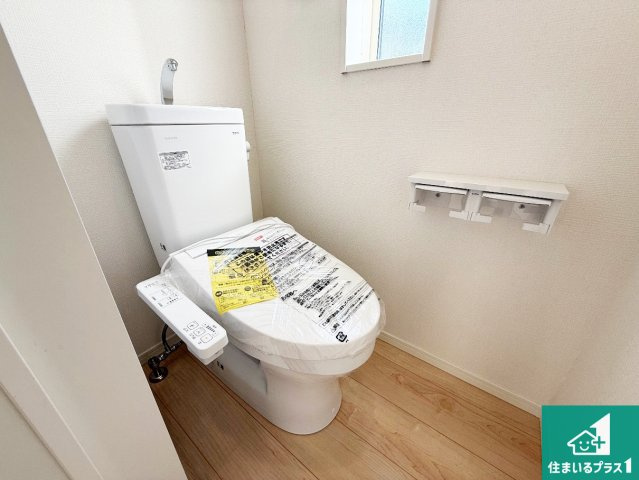 岸和田市池尻町　第3期　新築一戸建てのトイレ|1・2階の2ヶ所にあるので、朝の忙しい時間の順番待ちもなく、深夜の利用にも大変便利です。