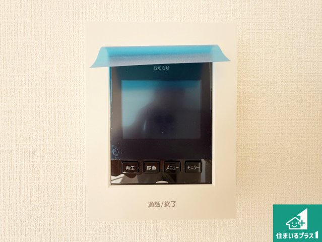 岸和田市池尻町　第3期　新築一戸建ての防犯設備|カラーモニターインターホン！声だけでなく来訪者の姿や顔がモニターで確認できるので、小さなお子様がいらっしゃるご家庭でも安心できます！
