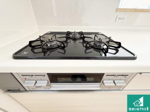 岸和田市池尻町　第3期　新築一戸建ての設備|ダブル高火力Ｓｉセンサー付きコンロ！３口あるので、まとめて料理をする時も大活躍！