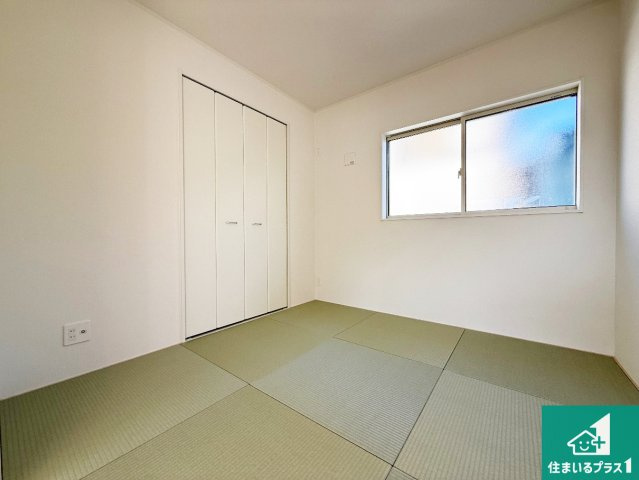 岸和田市池尻町　第3期　新築一戸建ての和室|一室あると便利な和室は客間としてだけでなく、小さなお子様のプレイルームや食後のくつろぎスペースとしてもご利用いただけます。収納もついていますので大活躍間違いなし！