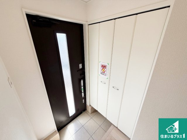 岸和田市池尻町　第3期　新築一戸建ての玄関|シューズボックスにはたくさんの靴が収納できるので玄関周りはいつもスッキリ！ご家族が増えても安心！