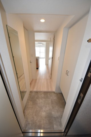 セレニテ難波グランデシュッドの玄関