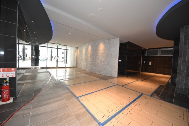 セレニテ難波グランデシュッドのエントランス