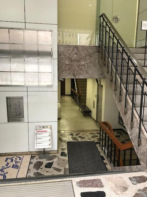 明宏ビル本館のエントランス