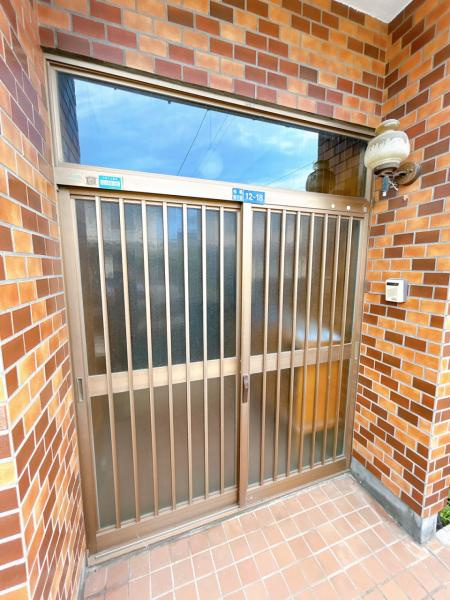 八戸市柏崎４丁目の玄関|【リフォーム中】玄関ホールです。照明新品交換、フロア張替え、壁天井クロス仕上げ等行います。